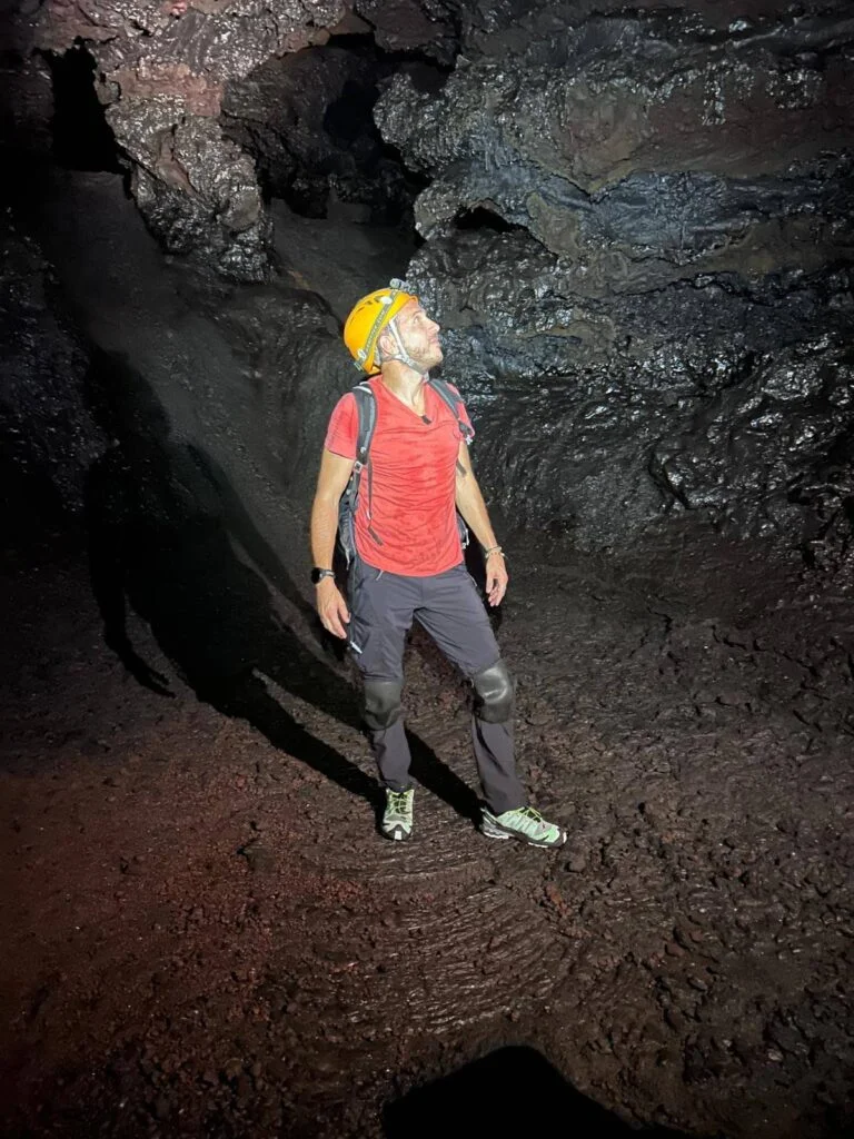 Randonneur au bord du cratère du Piton de la Fournaise