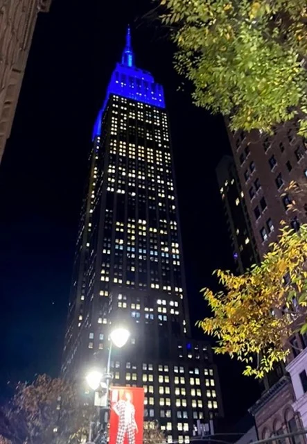 Empire State Building illuminé dans la nuit new-yorkaise