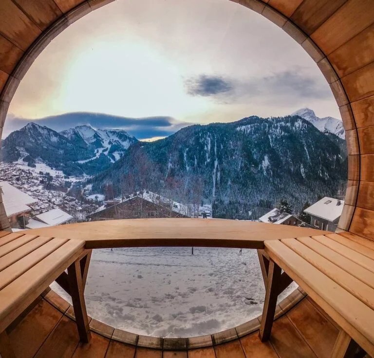 Vue enneigée sur Châtel depuis le sauna panoramique des Chalets Bovard