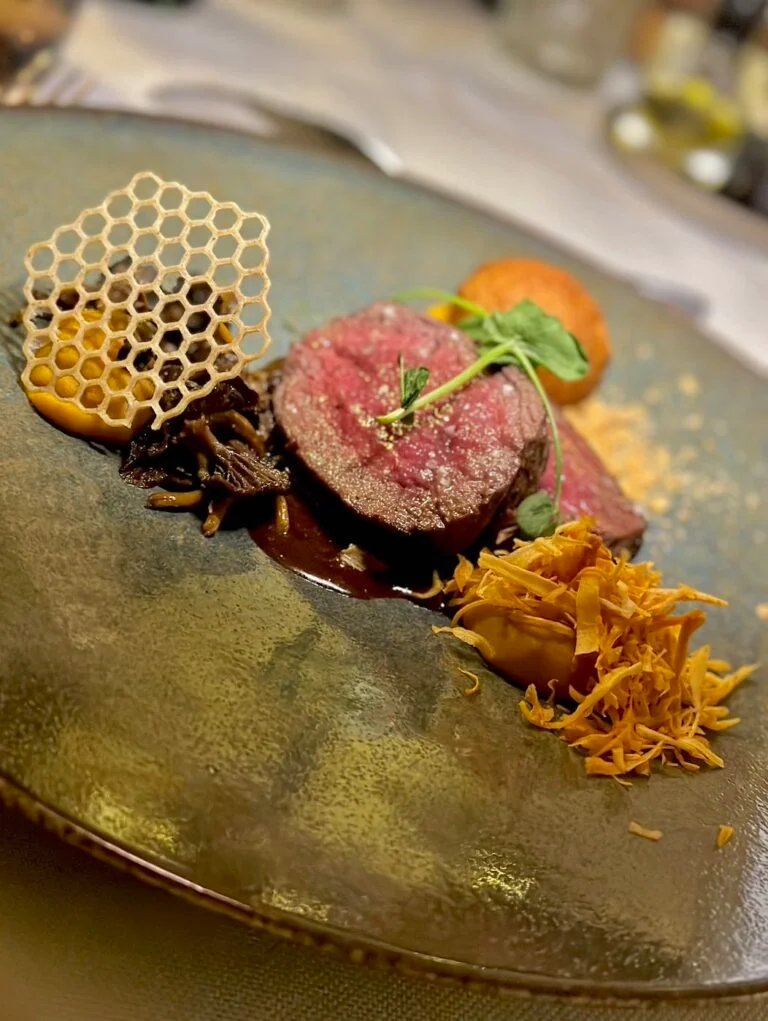 Plat de viande et garnitures servi dans un restaurant de Rochehaut