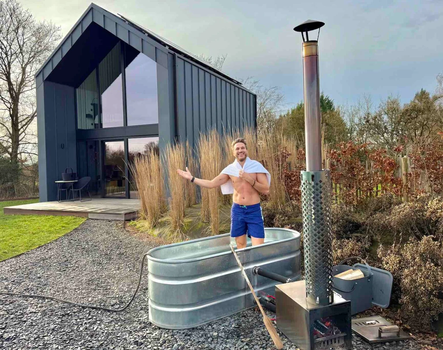 Hot tub chauffé au bois devant un lodge contemporain près de Durbuy