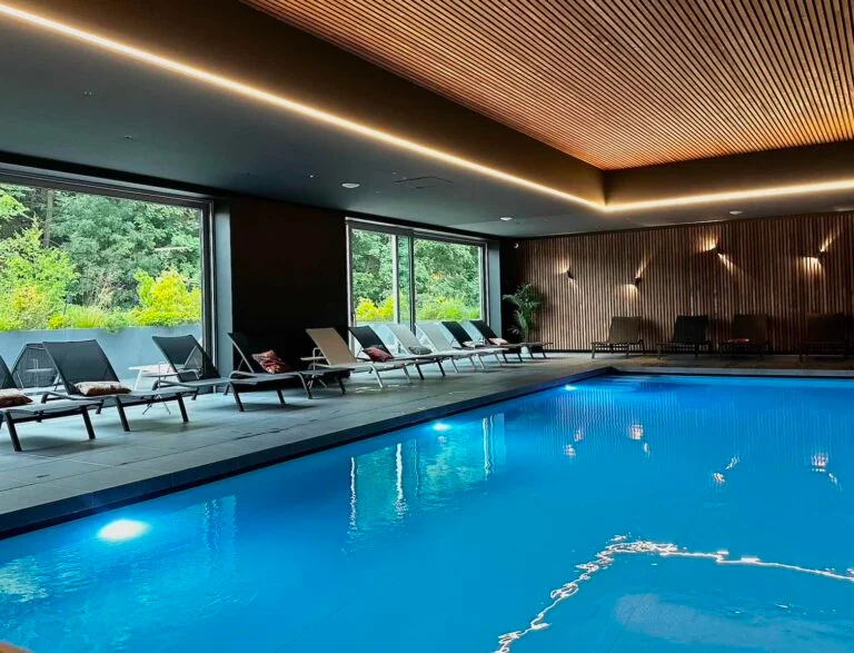 Piscine intérieure de l’espace wellness de MY HOTEL Malmedy