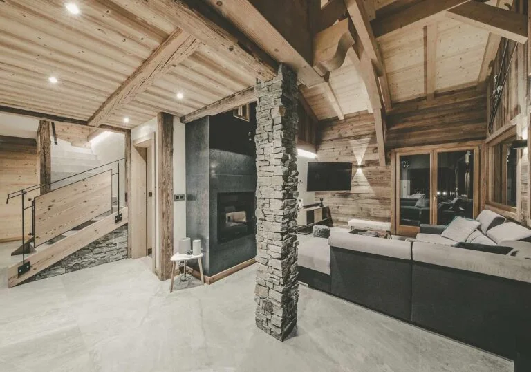 Grand salon contemporain en bois et pierre du Chalet Spencer à Châtel