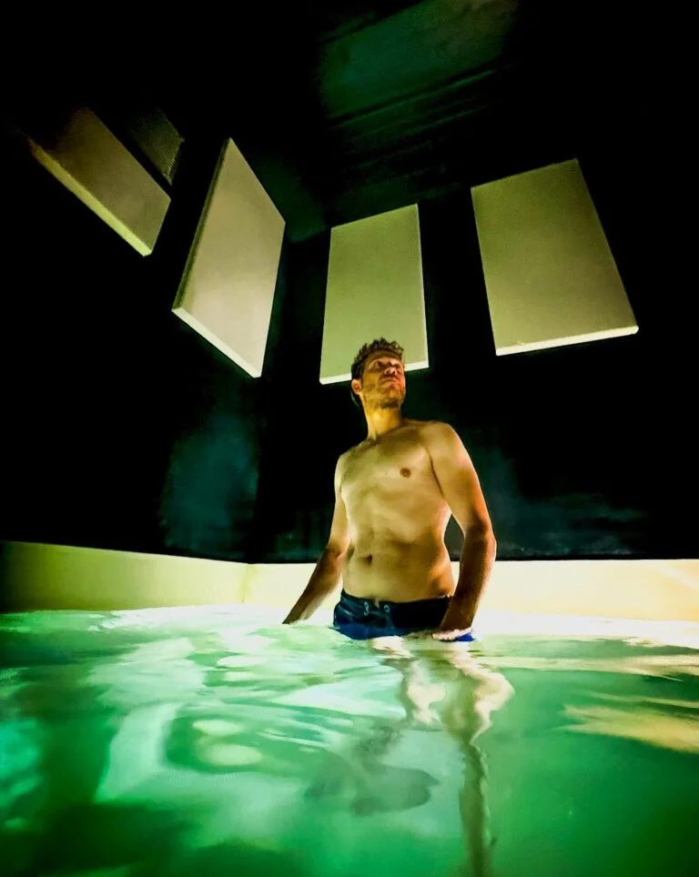 Bain à remous éclairé dans l’espace wellness privatif Obanoa