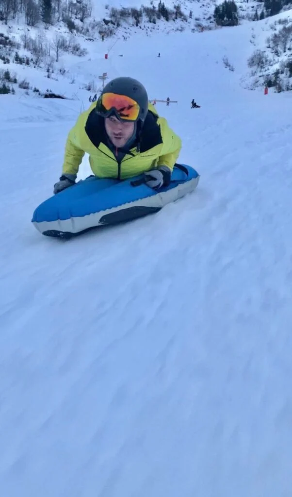 Descente en airboard sur une piste enneigée à Châtel