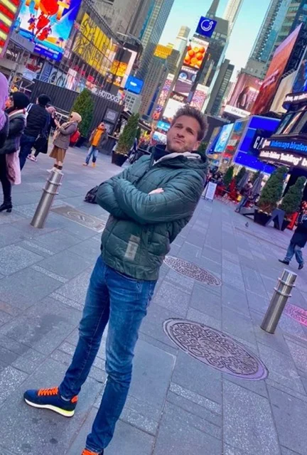 Voyageur au cœur de Times Square à New York