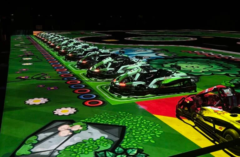 Karts électriques alignés sur la piste BattleKart de Malmedy