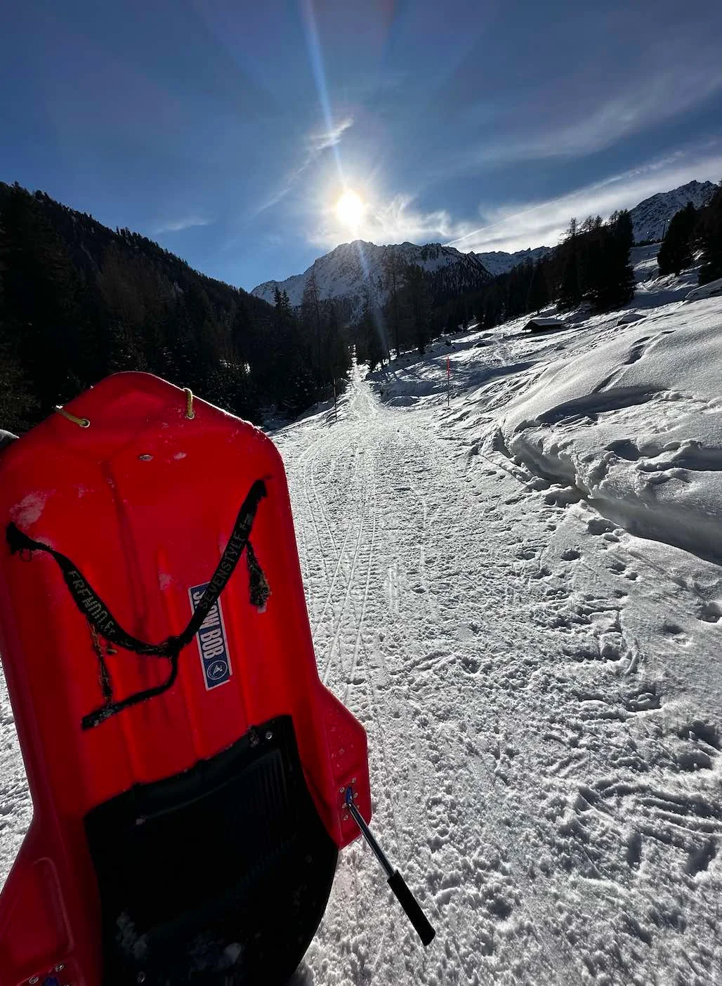 Luge rouge sur une piste enneigée près de Haute-Nendaz