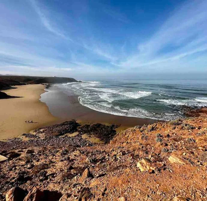 Plage sauvage et falaises près de Mirleft sur la côte marocaine