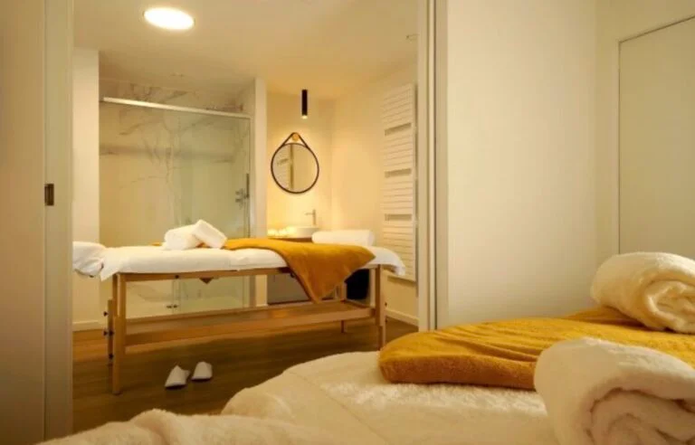 Cabines de soin avec tables de massage à MY HOTEL Malmedy