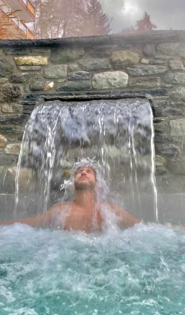 Bassin extérieur et cascade du Spa des Bisses à Nendaz