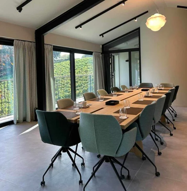 Salle du restaurant Chez Louis près du Domaine de Biamont
