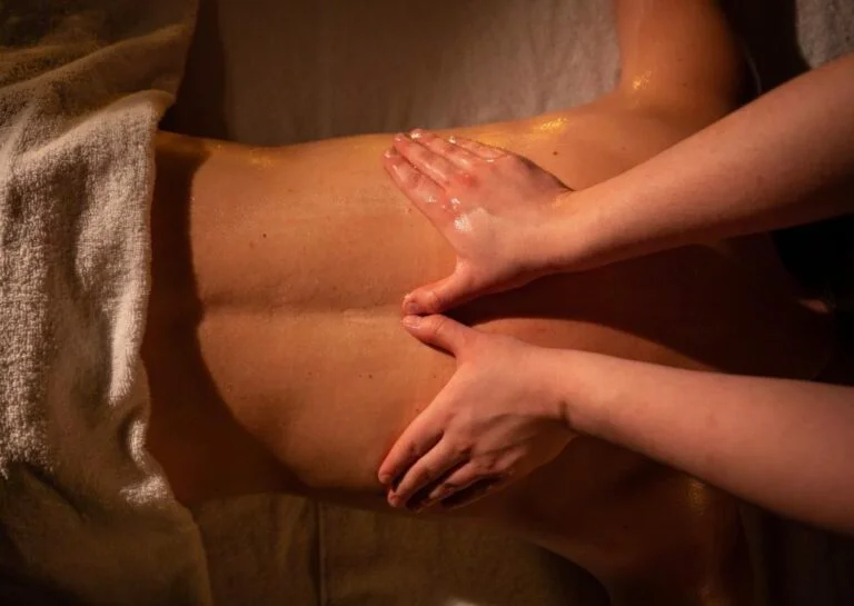 Massage réalisé dans le Spa Resort Namur by Cinq Mondes