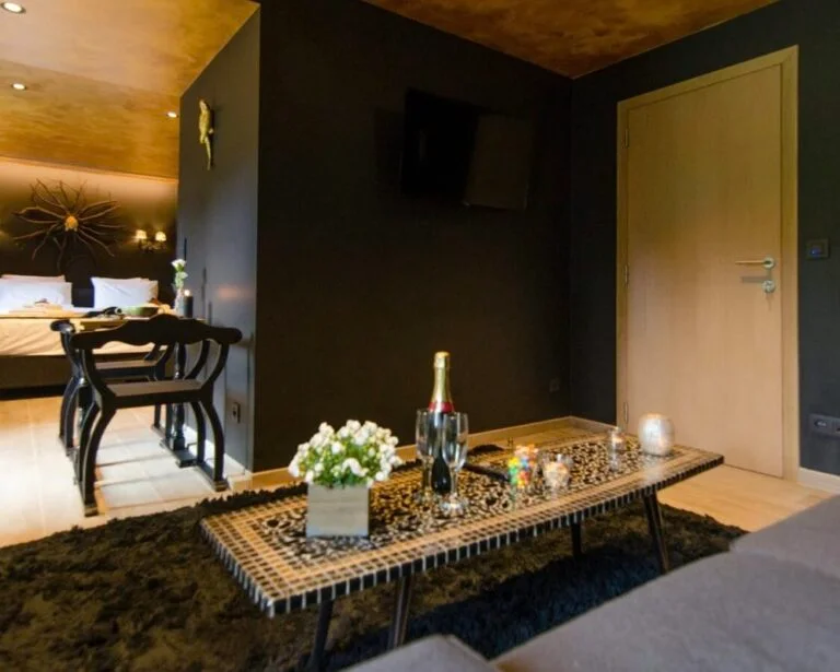 Salon et chambre d’une suite élégante aux tons noirs à River Lodge