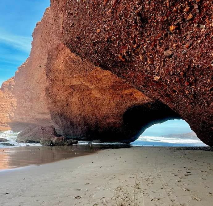 Arche rocheuse rouge sur la plage de Legzira au Maroc