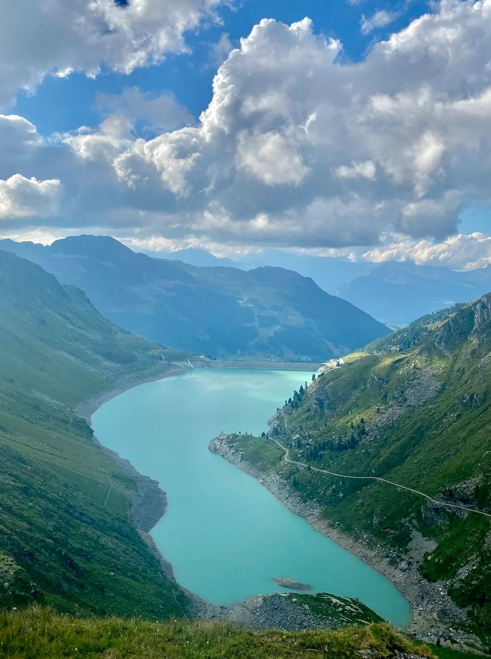Eaux turquoise du lac de Cleuson dans les Alpes valaisannes
