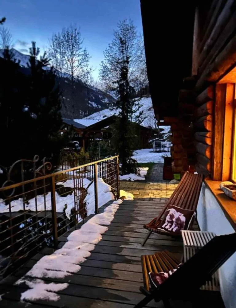 Chalet suisse enneigé à Nendaz à la tombée du jour