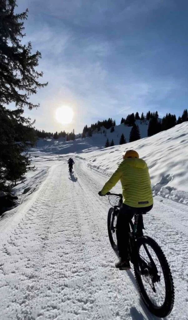 Sortie en VTT à pneus larges sur un chemin enneigé à Châtel
