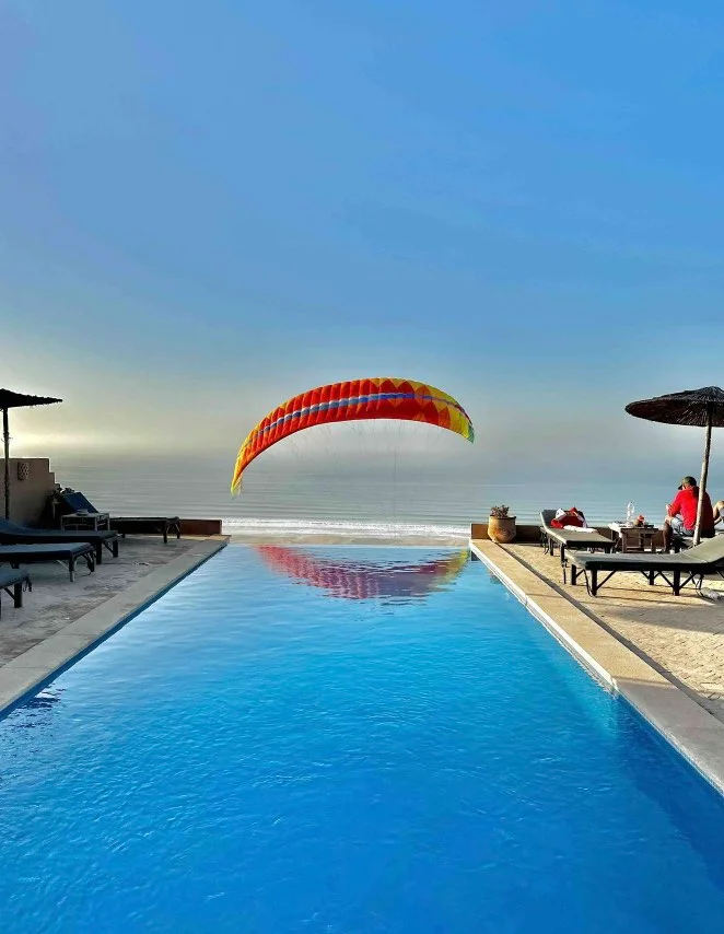 Piscine à débordement et parapente face à l’océan au Nid d’Aigle
