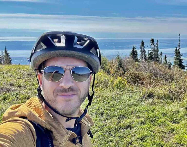 Cycliste équipé sur les hauteurs du Mont-Sainte-Anne