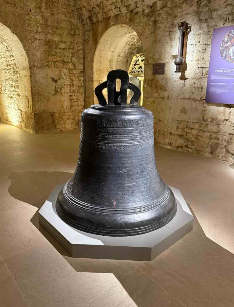Cloche historique exposée dans le musée de l’Abbaye d’Orval