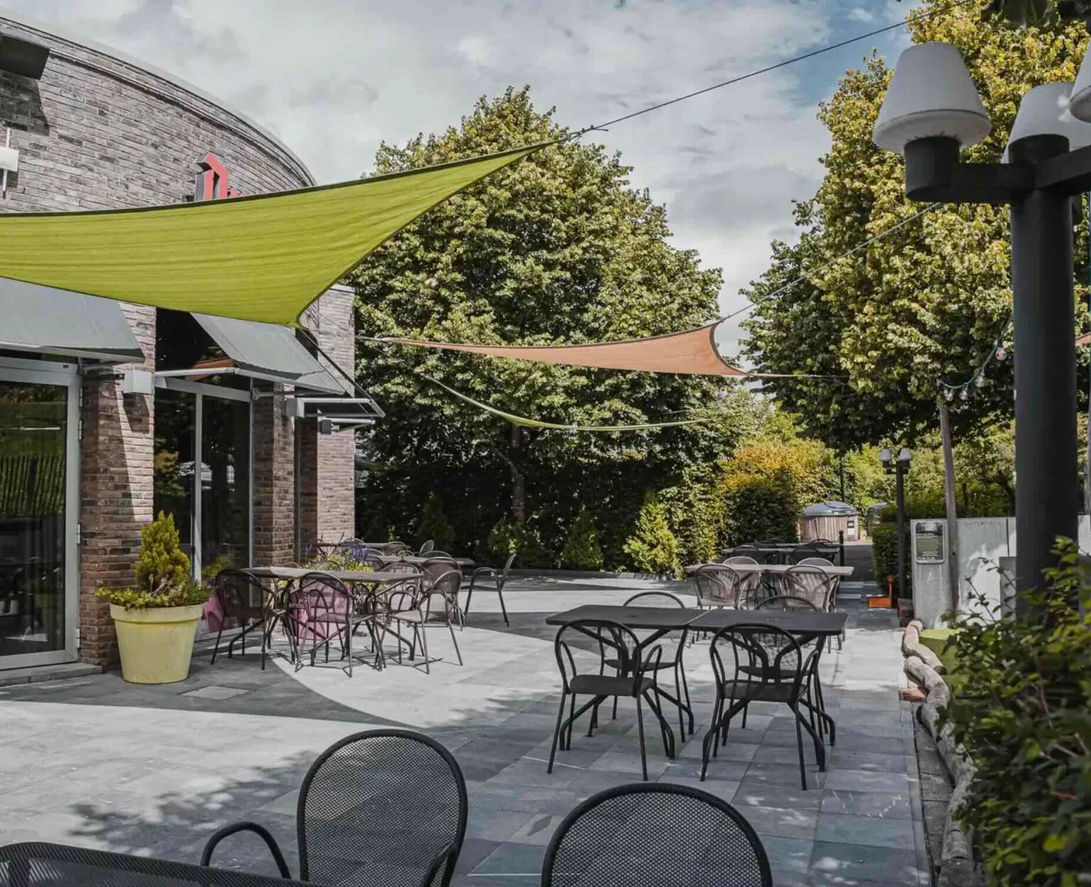 Terrasse extérieure du restaurant du Mont-des-Pins