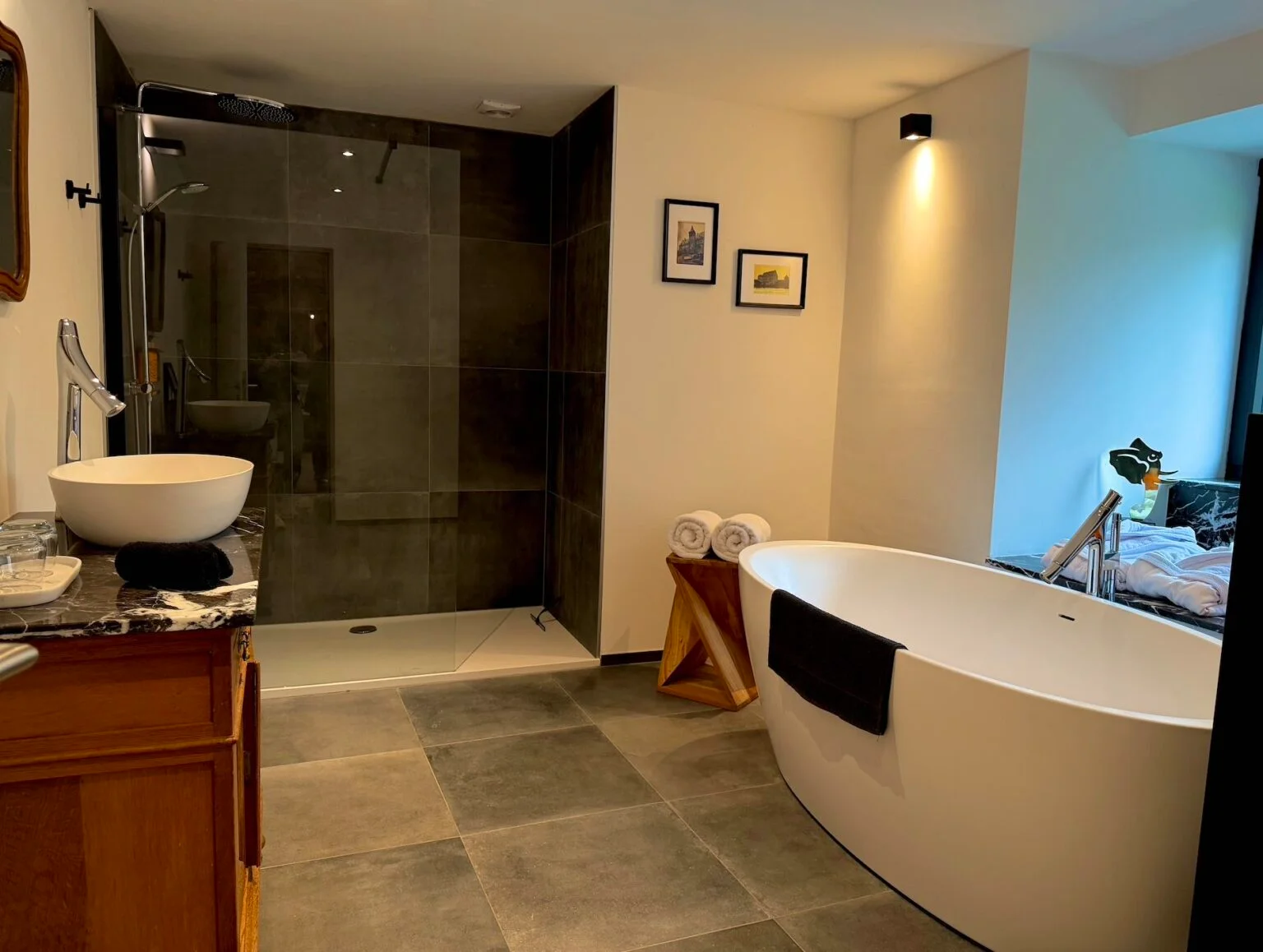 Salle de bain avec baignoire indépendante et grande douche
