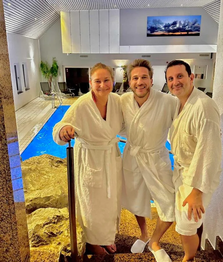 Voyageurs en peignoir devant la piscine intérieure du spa à Clervaux