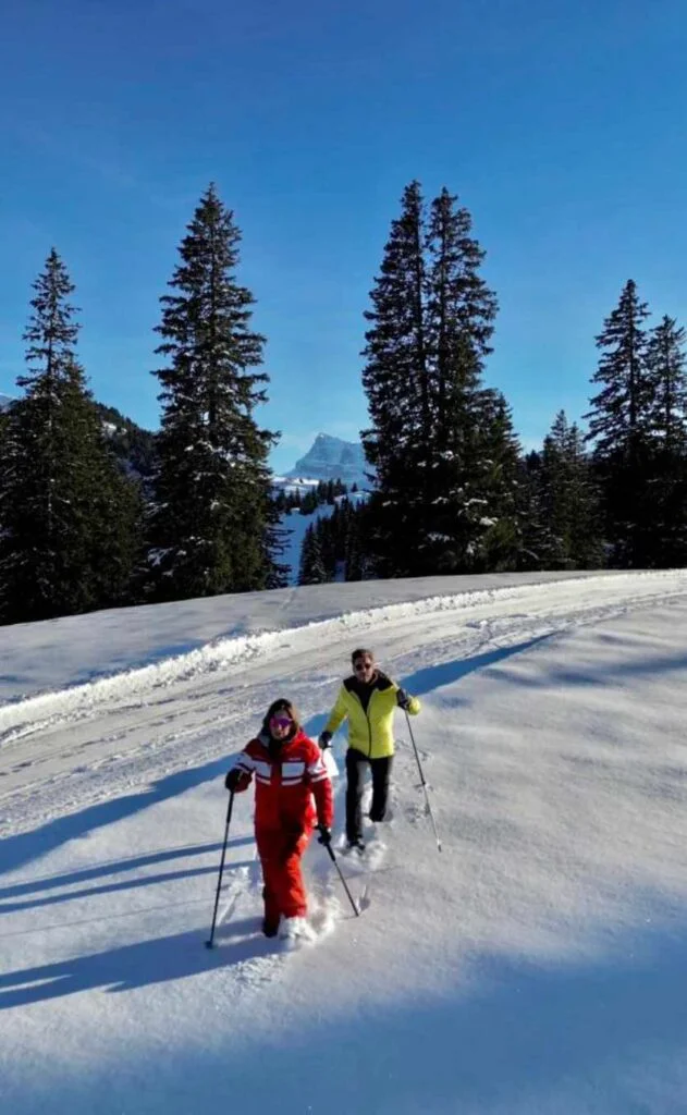 Deux randonneurs progressant en raquettes dans la neige à Châtel