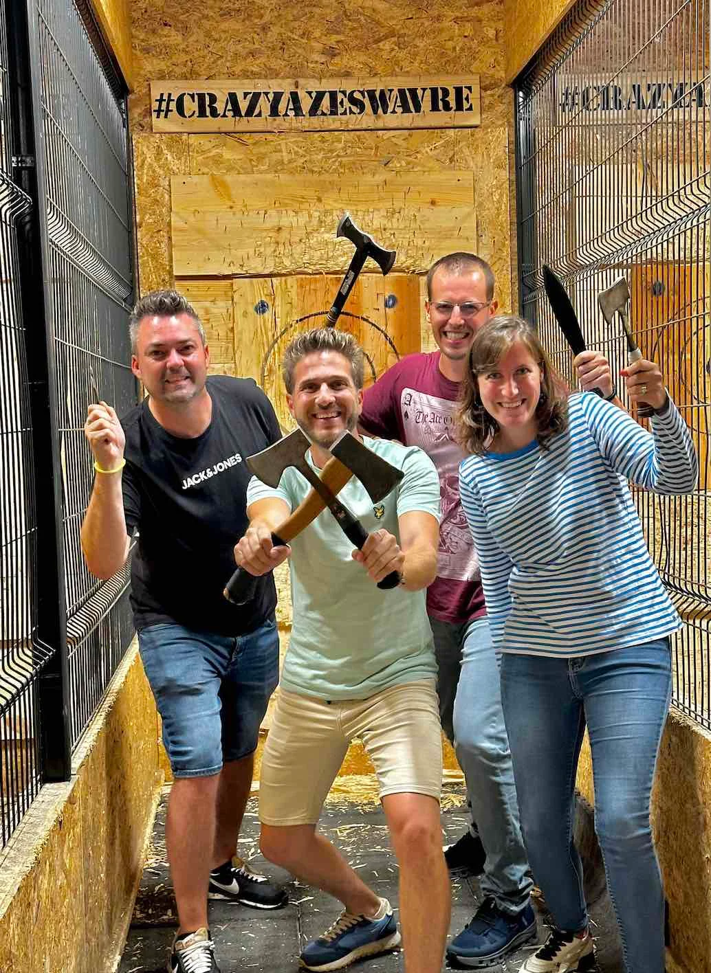 Groupe participant à une séance de lancer de haches CrazyAxes