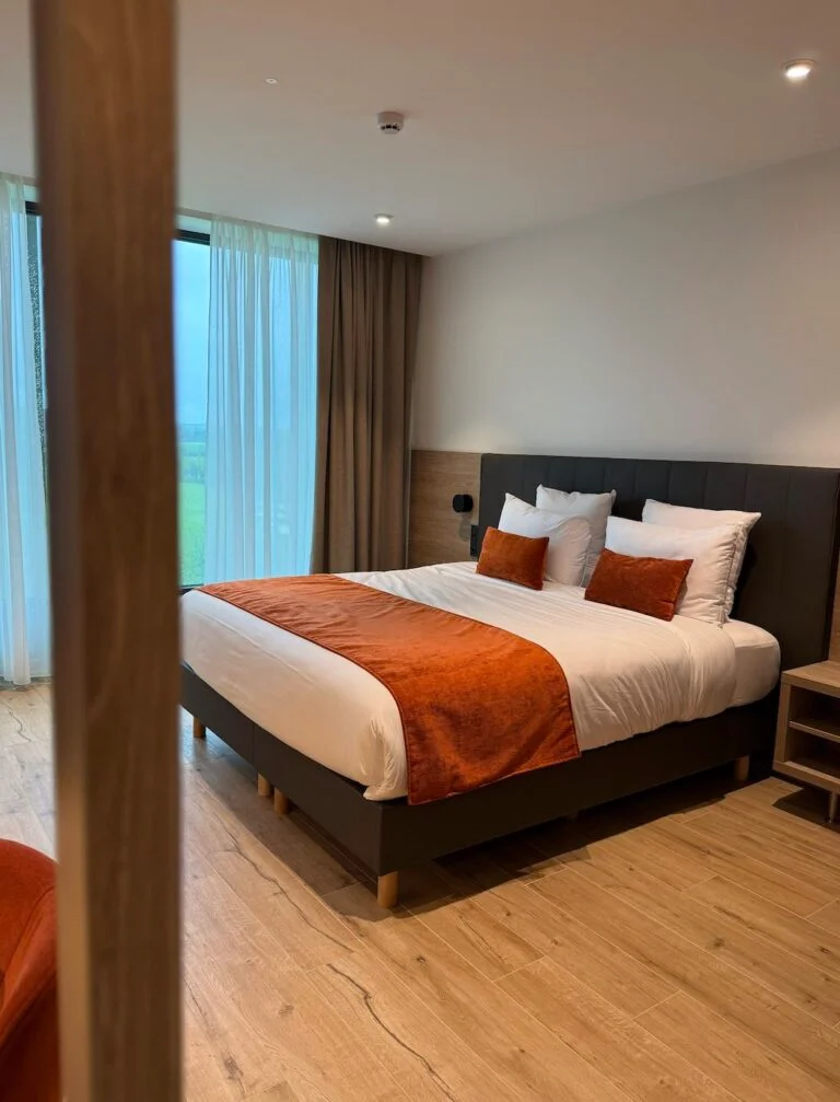 Chambre contemporaine du Domaine du Bois d’Arlon avec vue sur la nature