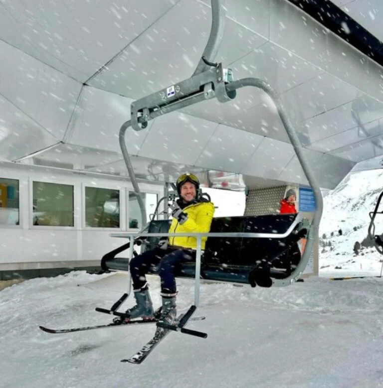 Skieur sur un télésiège du domaine des 4 Vallées à Nendaz