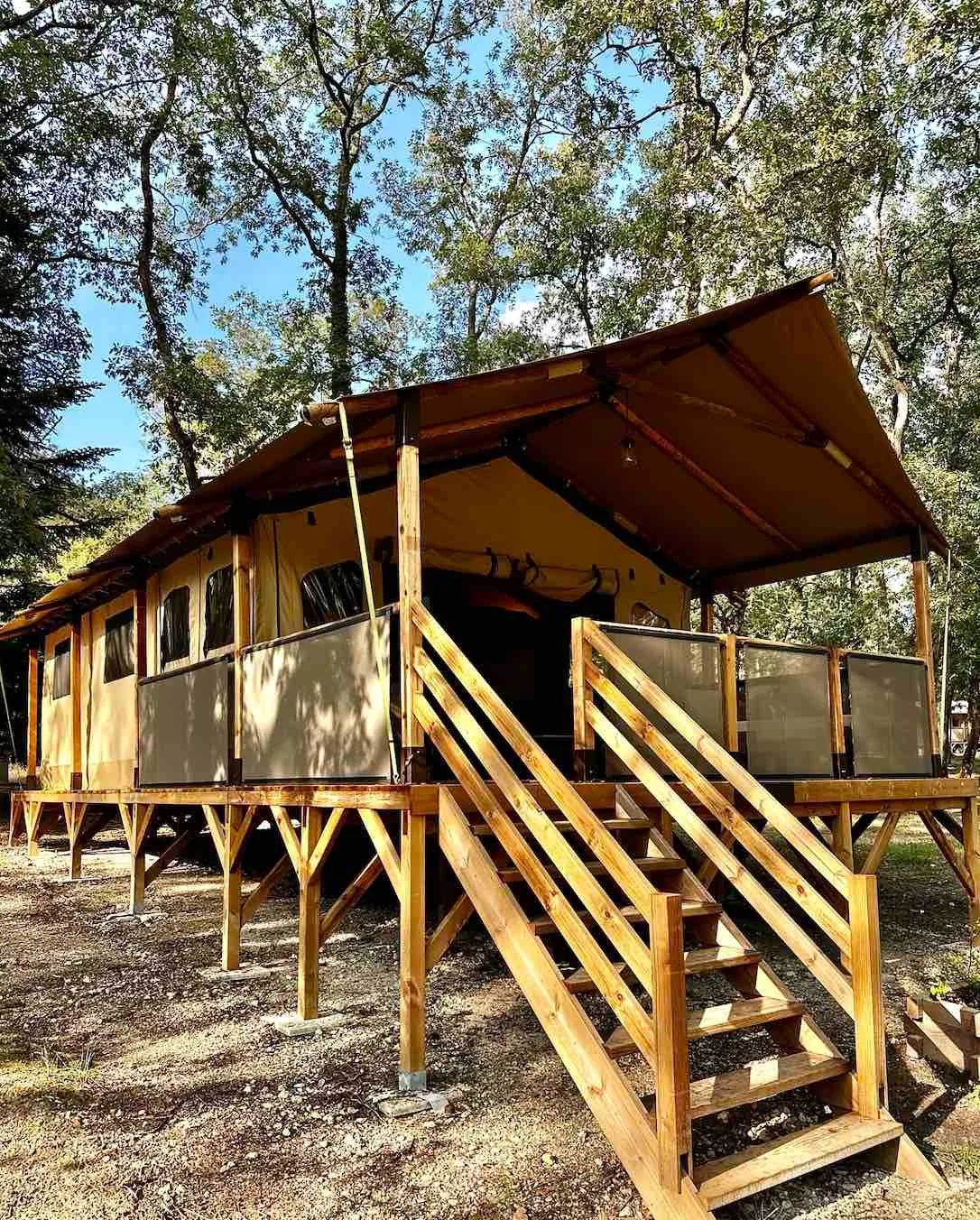 Grande tente de glamping en bois sous les chênes au lac de Neufont