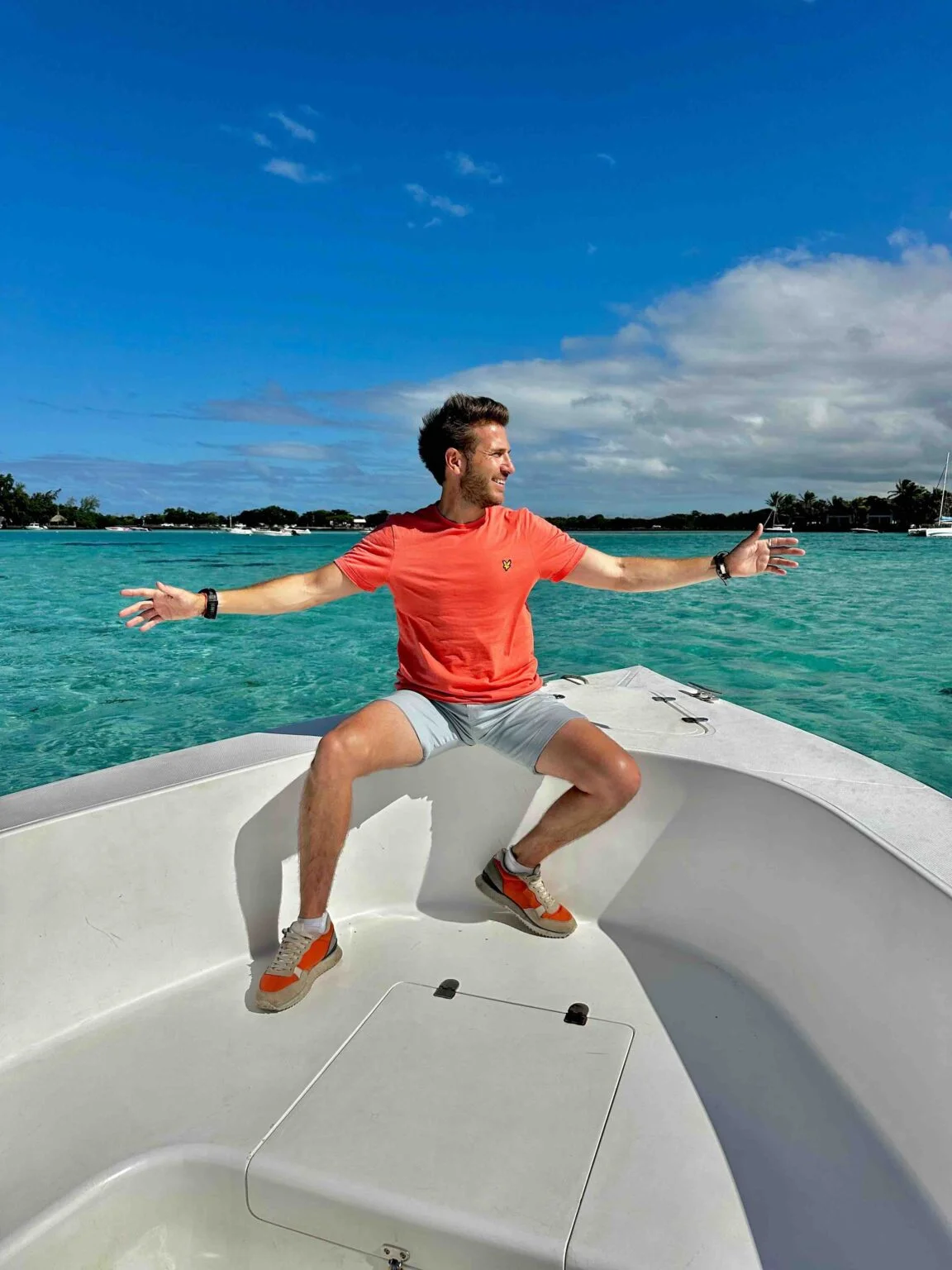Voyageur en bateau sur les eaux turquoise de l’océan Indien