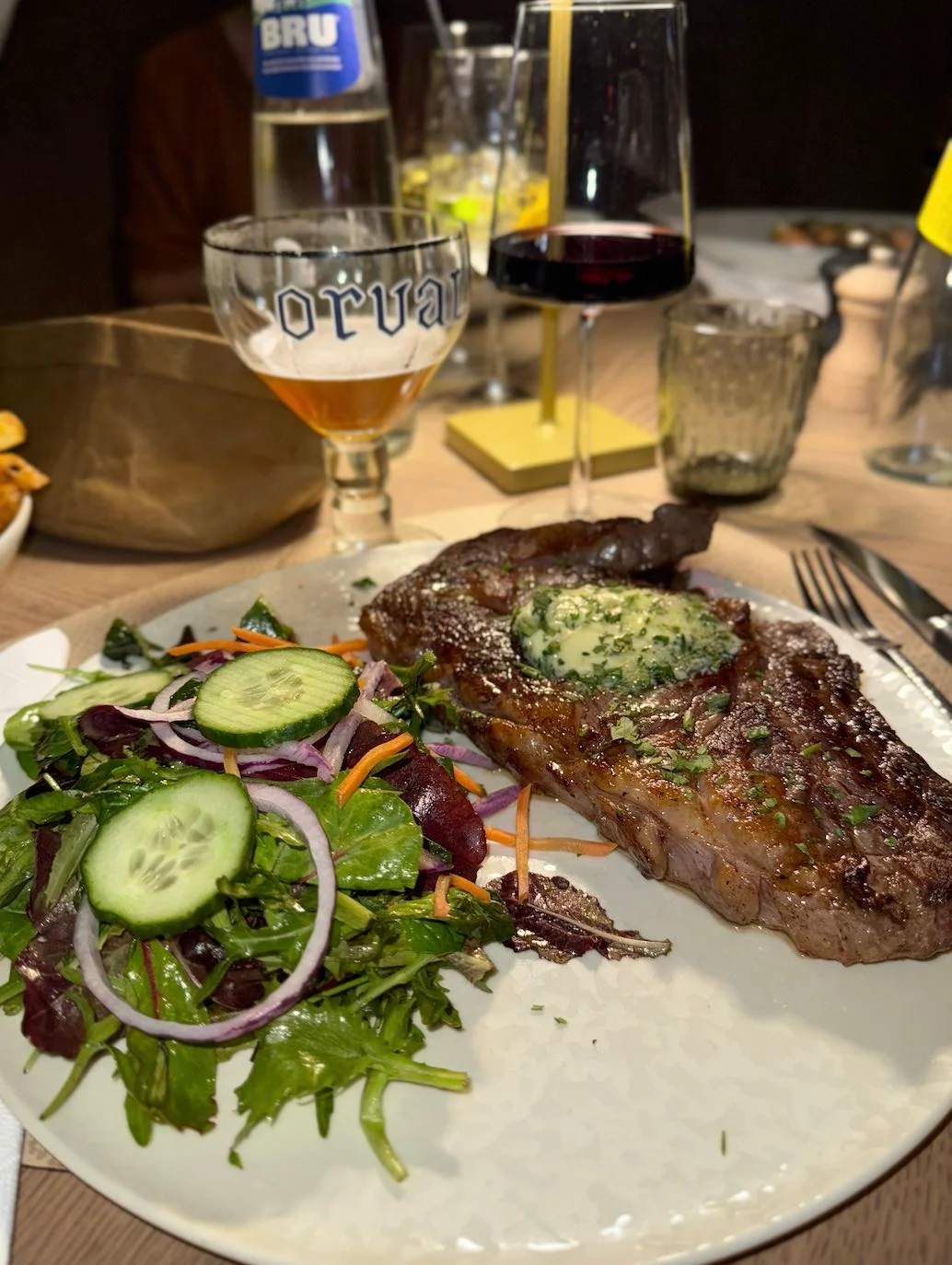 Plat de viande, salade et verre d’Orval servi à la Brasserie G