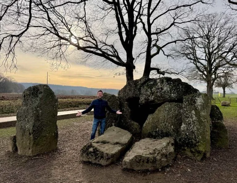 Dolmen de Wéris entouré de grands arbres près de Durbuy