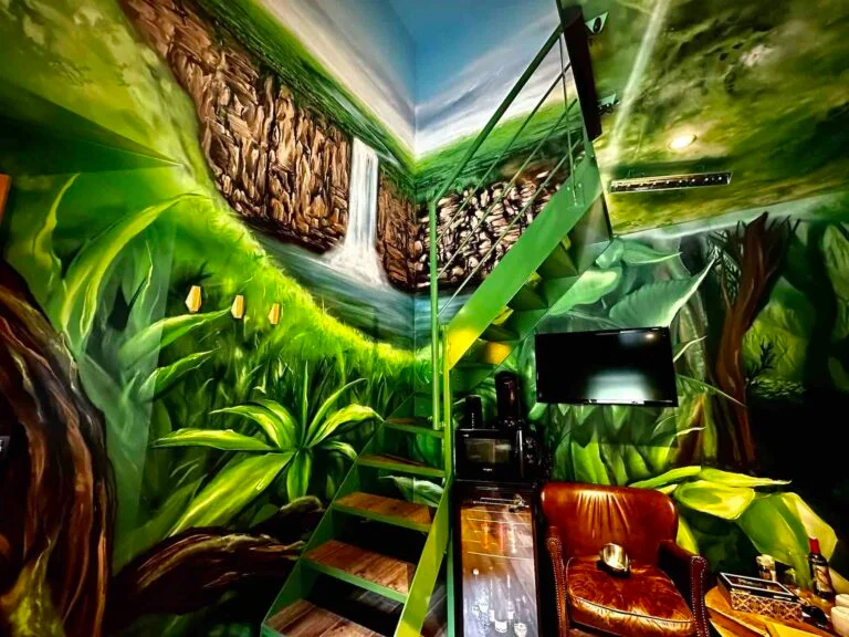 Suite tropicale avec fresque de jungle et mezzanine à River Lodge