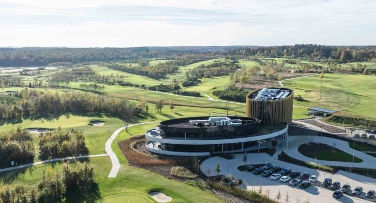 Vue aérienne du Bois d’Arlon Golf & Resort entouré de nature