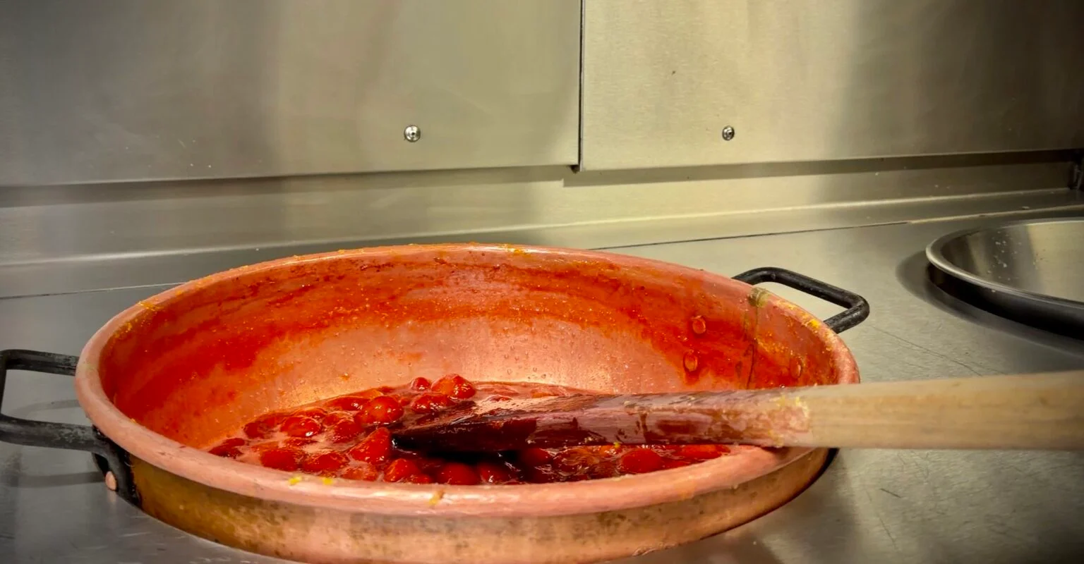 Fruits rouges cuisant dans une bassine en cuivre à Durbuy