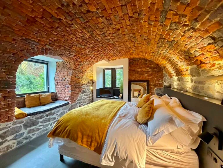 Chambre voûtée aménagée dans les murs en brique du château