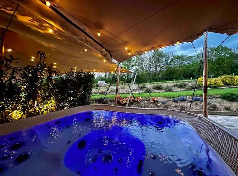 Espace de détente avec jacuzzi au Domaine de Bra