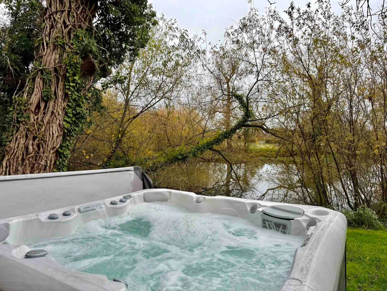 Jacuzzi extérieur privatif face au jardin du château