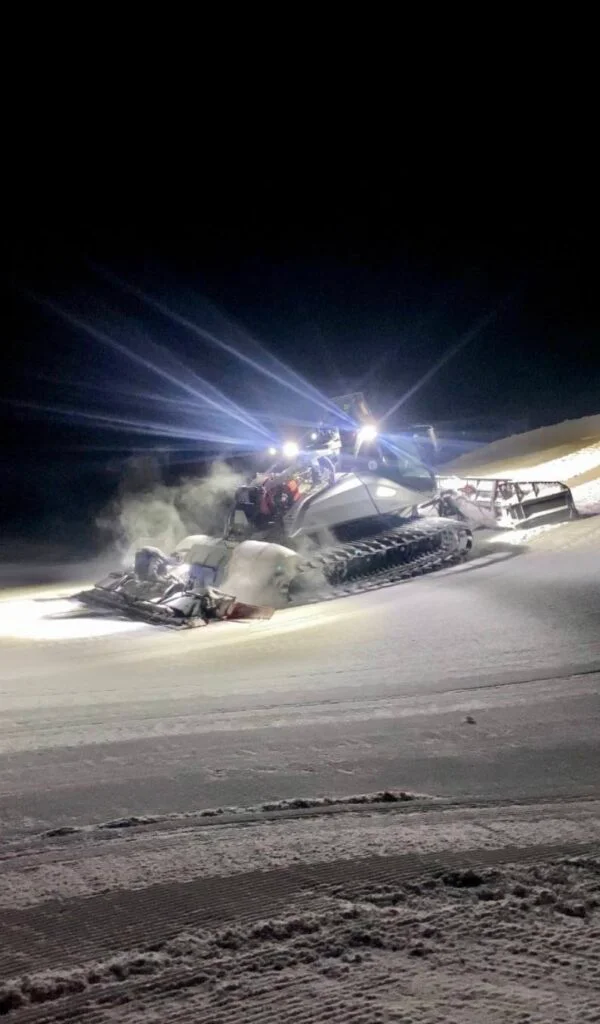 Dameuse préparant une piste de ski de nuit à Châtel