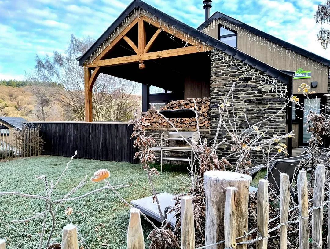 Cottage familial en bois et pierre avec terrasse à Rochehaut dans l’Ardenne belge