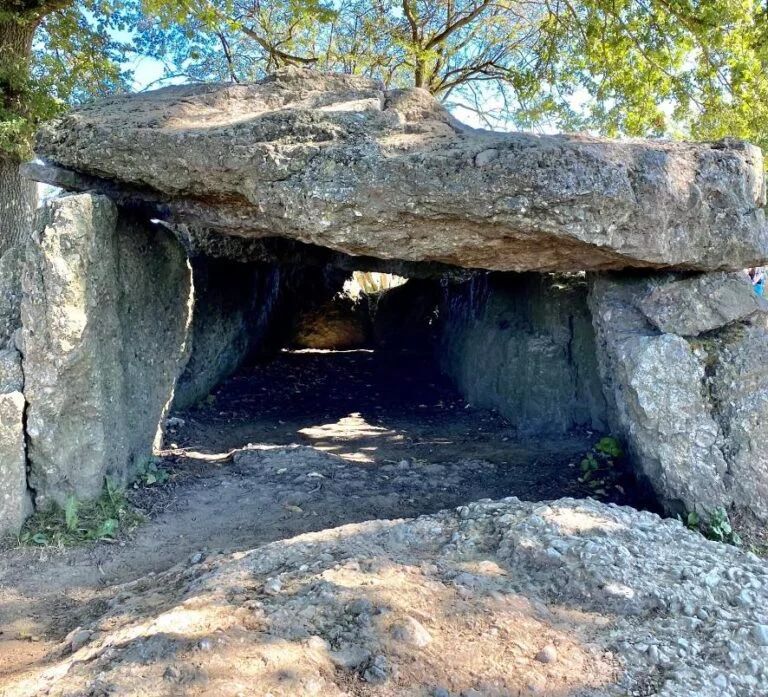 Passage sous les grandes dalles d’un dolmen à Wéris
