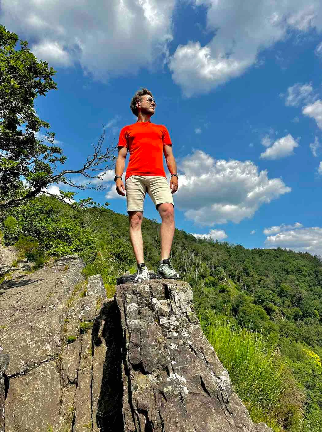 Randonneur sur un promontoire rocheux près de Houffalize