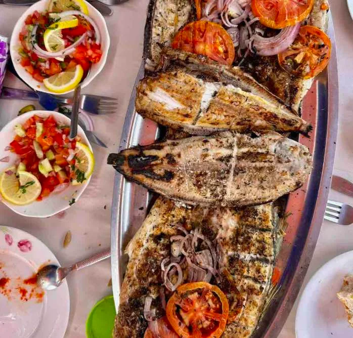 Poissons grillés servis avec des salades marocaines près de Sidi Ifni