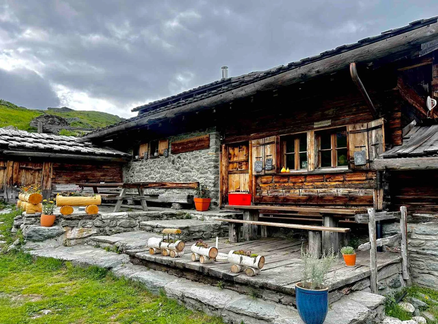 Cabane traditionnelle en bois dans les alpages de Nendaz