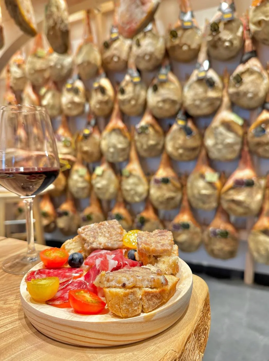 Assiette de charcuteries pyrénéennes accompagnée d’un verre de vin rouge